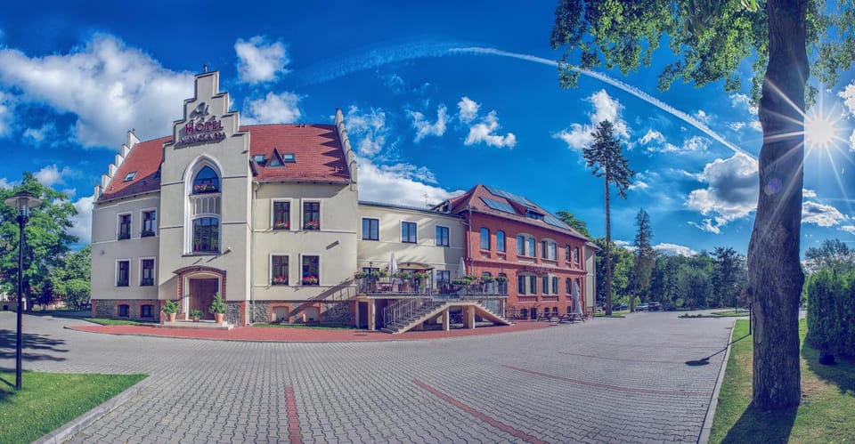 Restaurant/places to eat, Facade/entrance, Swimming pool, Swimming pool