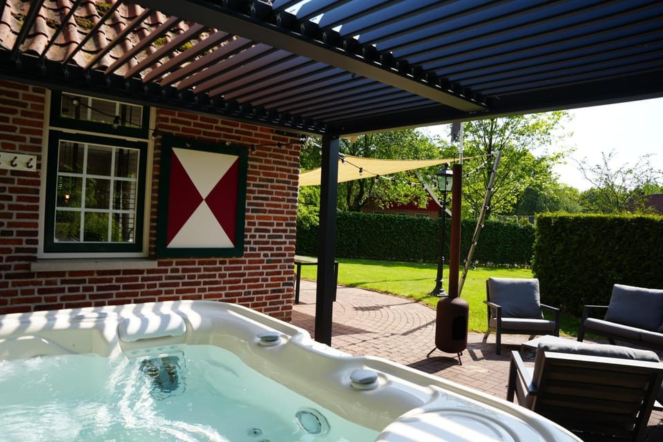 De Brittenburg 4-persoons, finse sauna, hottub, sunshower, grote zonnige omheinde tuin, wifi en huisdier vriendelijk House in Gelderland, Netherlands