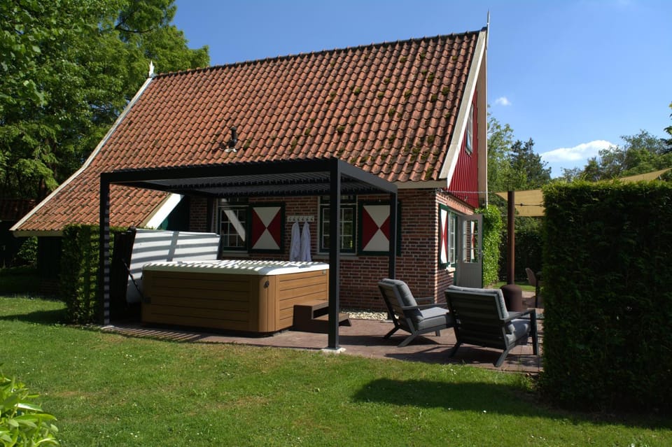 De Brittenburg 4-persoons, finse sauna, hottub, sunshower, grote zonnige omheinde tuin, wifi en huisdier vriendelijk House in Gelderland, Netherlands
