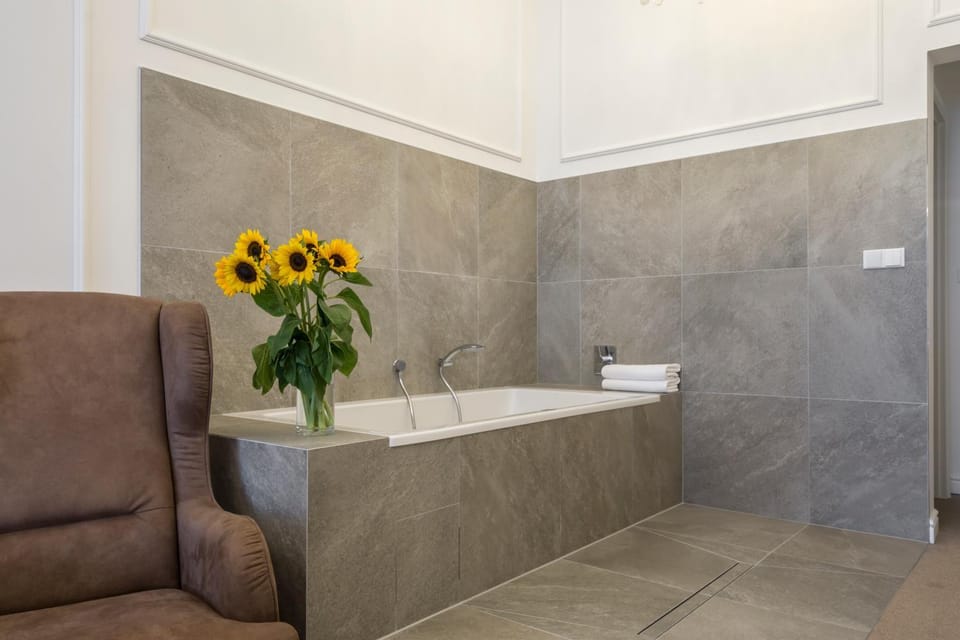 People, Hot Tub, Bathroom