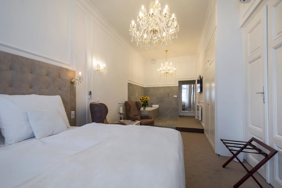 Bed, Hot Tub, Photo of the whole room, Bedroom, Bath
