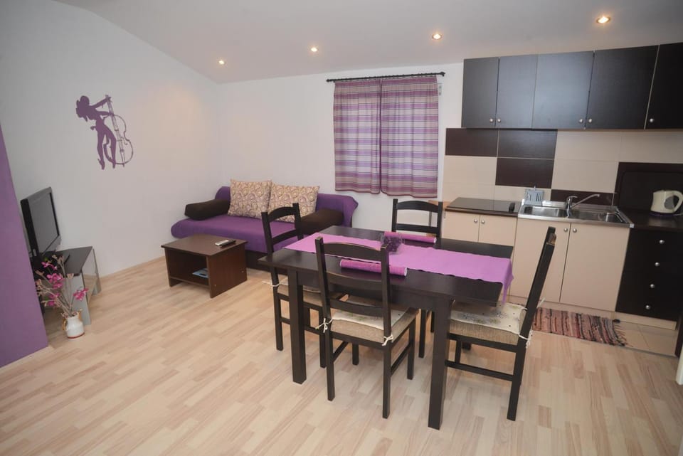 Kitchen or kitchenette, Living room, Seating area