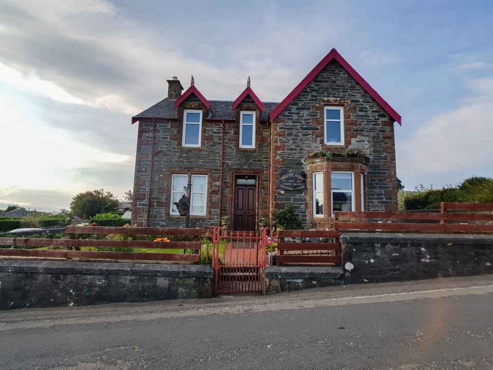 Property building, Facade/entrance, Garden, On site, Street view