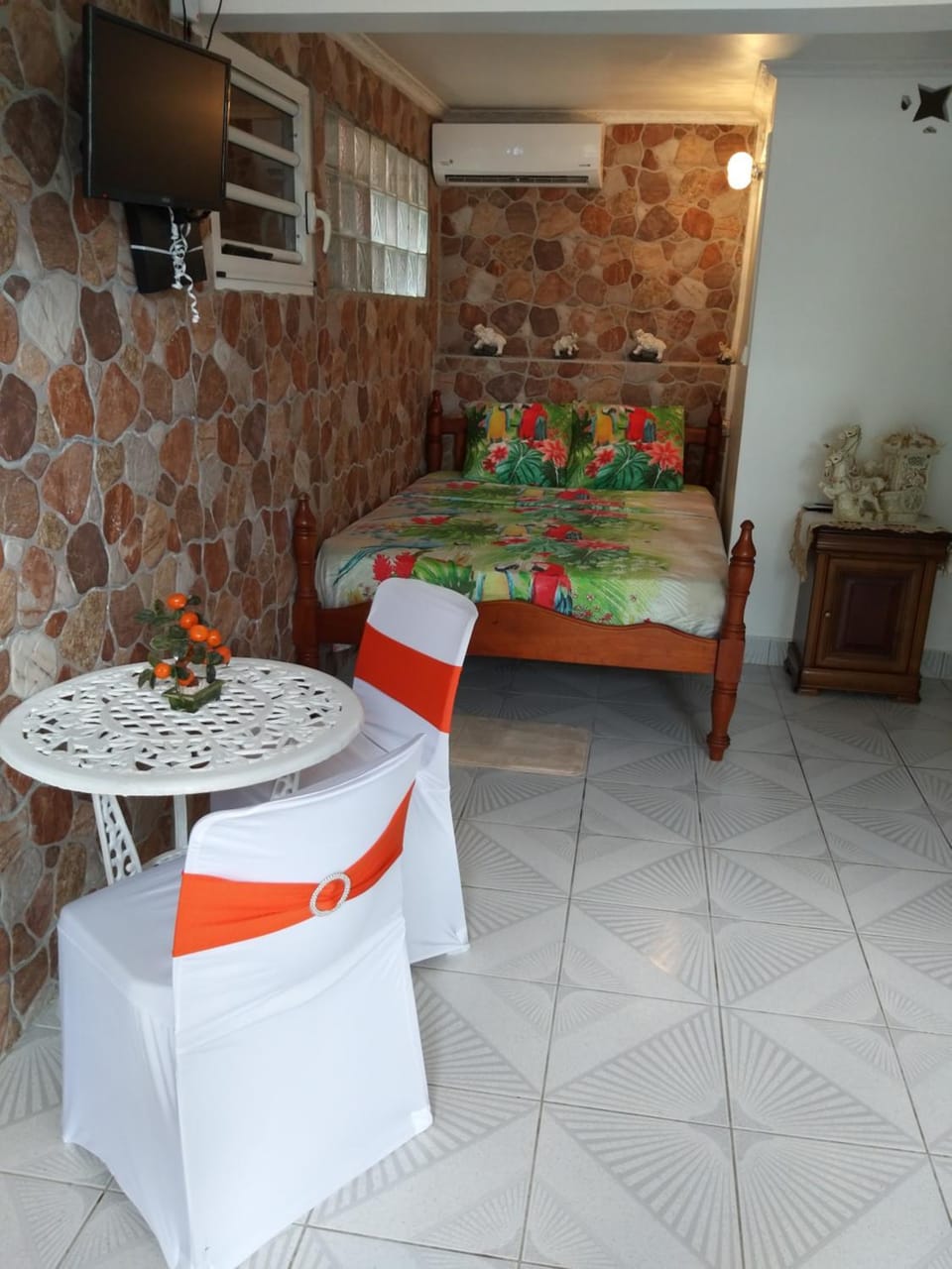 Bed, TV and multimedia, Photo of the whole room, Bedroom, sunbed
