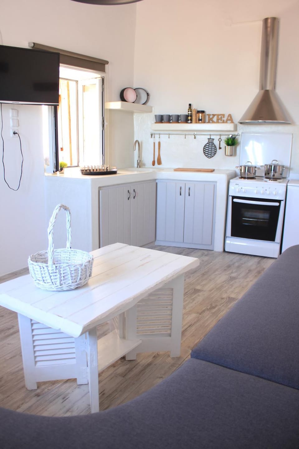 Kitchen or kitchenette, Seating area, Dining area