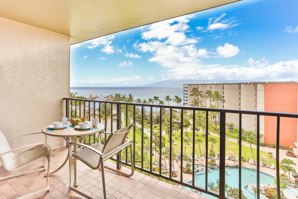 Property building, Balcony/Terrace, Sea view, Swimming pool