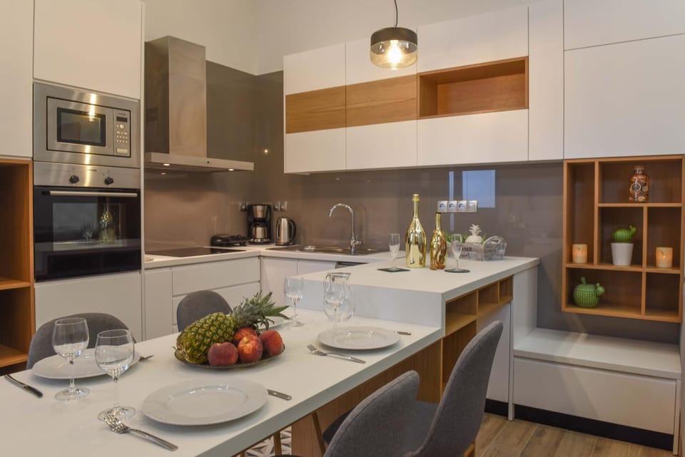 Coffee/tea facilities, Kitchen or kitchenette, Seating area, Dining area