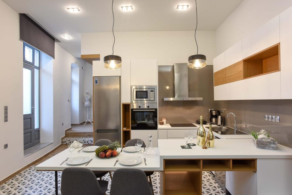 Coffee/tea facilities, Kitchen or kitchenette, Seating area, Dining area