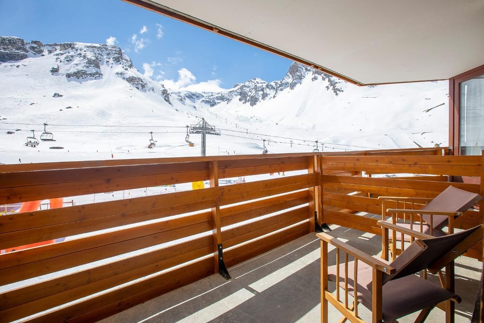 Patio, Day, Winter, Ski School, Skiing, Balcony/Terrace, On site, Landmark view, Mountain view