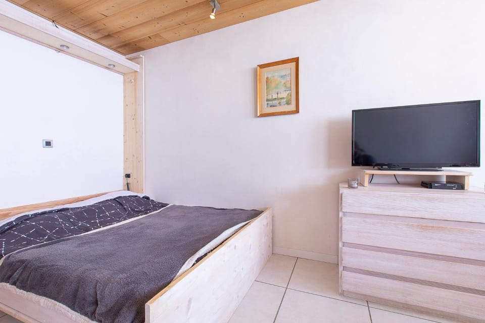 Bed, Winter, Skiing, TV and multimedia, Living room, Seating area, Bedroom, On site