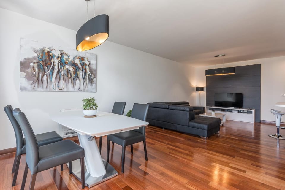 TV and multimedia, Living room, Seating area, Dining area