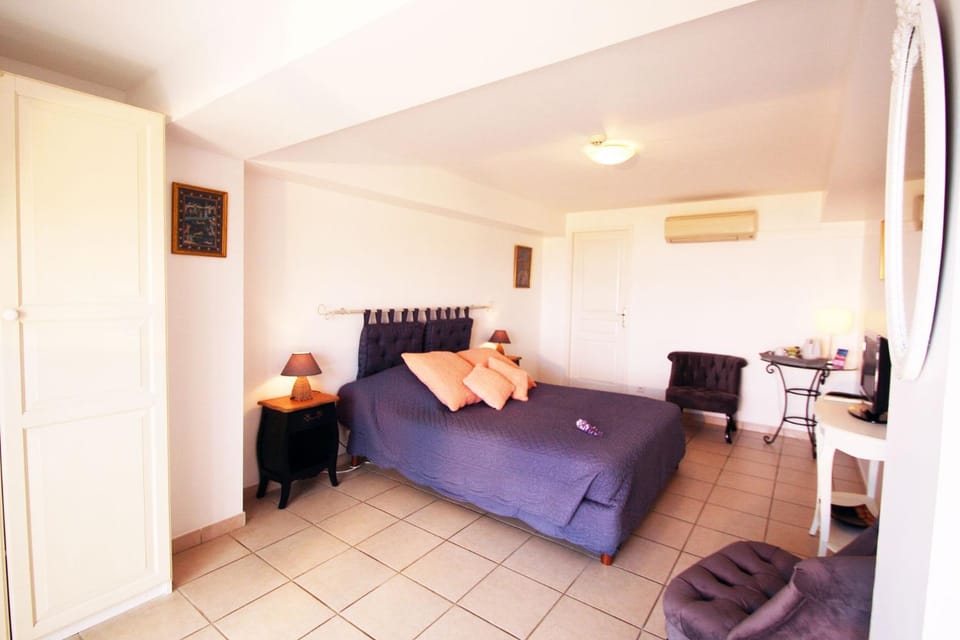Bed, TV and multimedia, Photo of the whole room, Bedroom, air conditioner