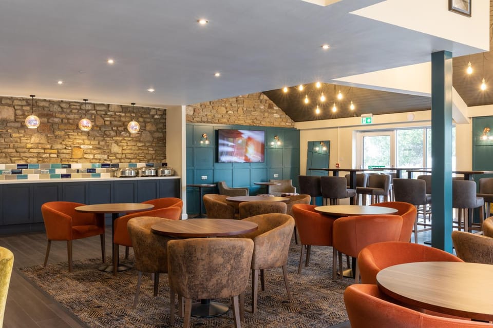 Restaurant/places to eat, TV and multimedia, Lounge or bar, Seating area