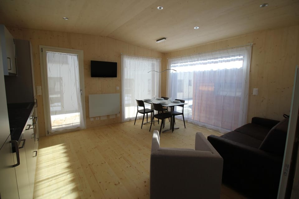 TV and multimedia, Kitchen or kitchenette, Living room, Seating area, Dining area