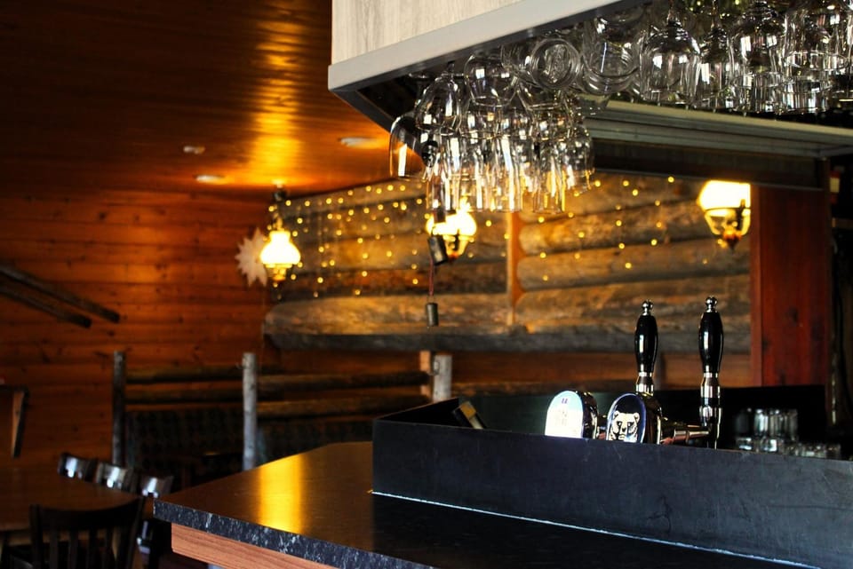 Restaurant/places to eat, Lounge or bar