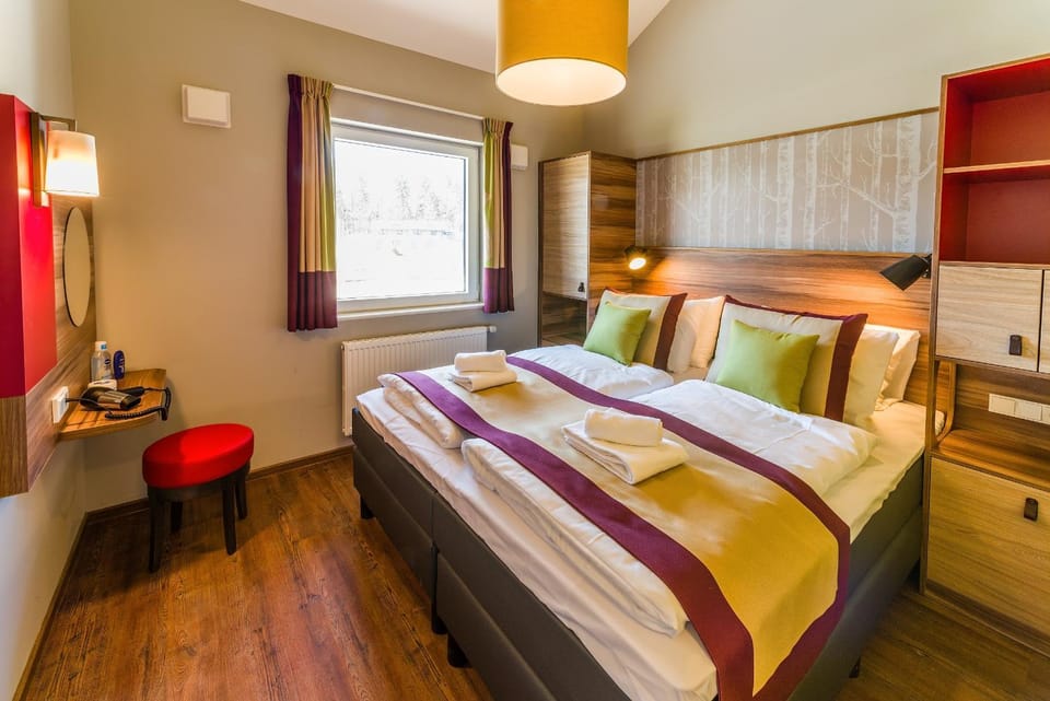 Bed, Bedroom, Garden view