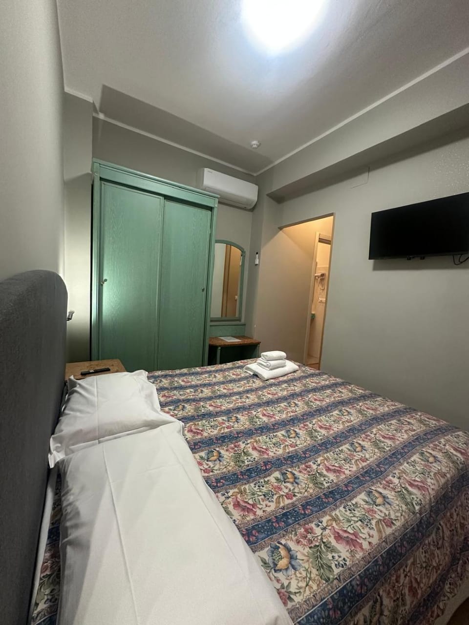 Bed, TV and multimedia, Bedroom