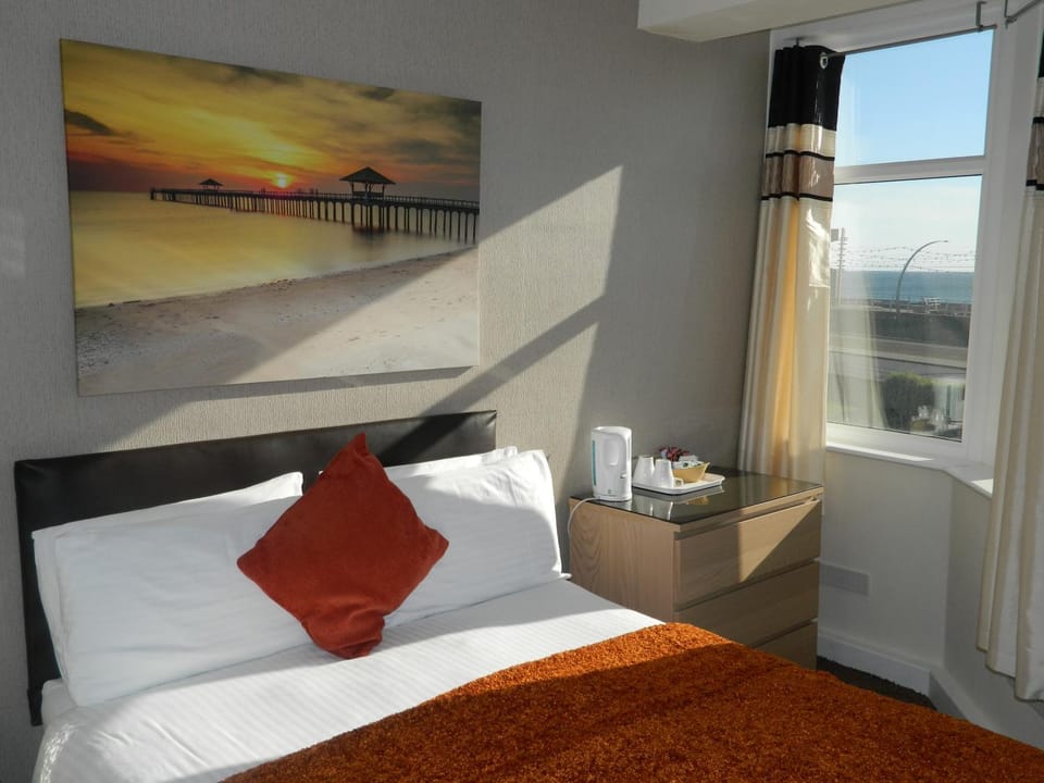 Coffee/tea facilities, Bedroom, Sea view