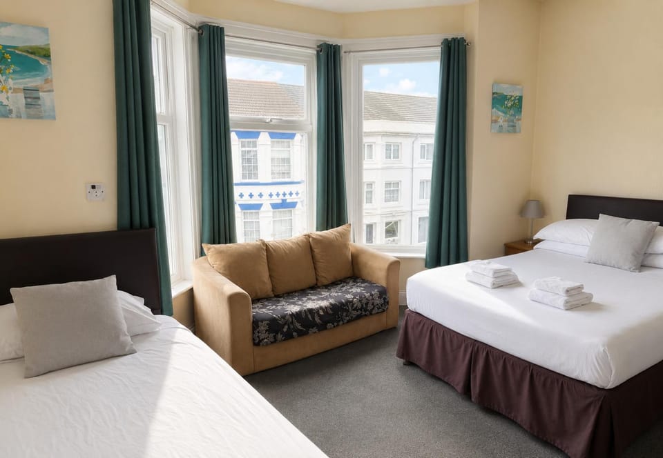 Bed, Seating area