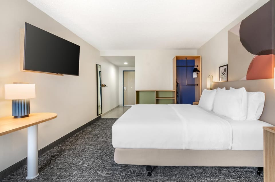 Bed, TV and multimedia, Bedroom, wardrobe