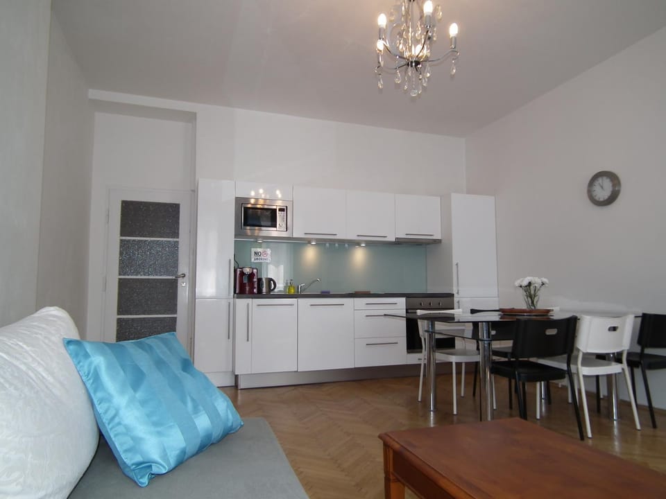 Kitchen or kitchenette, Living room, Seating area, Dining area