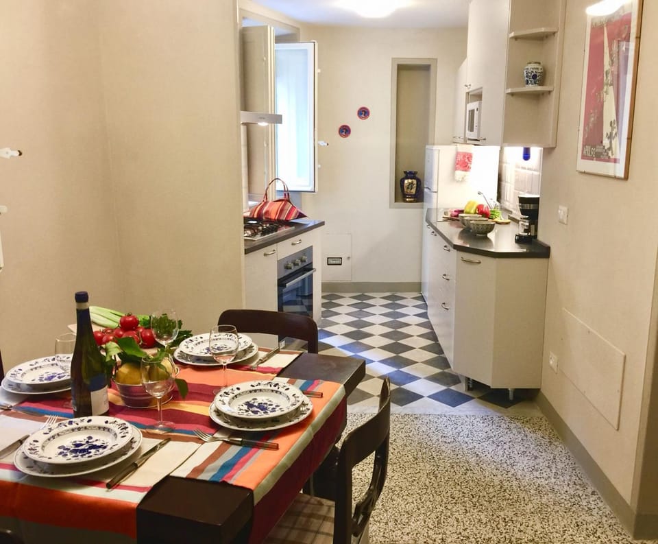 Kitchen or kitchenette, Dining area, stove