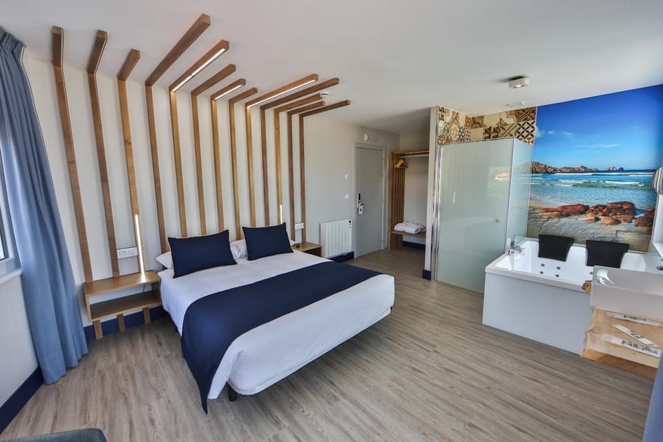 Bed, Hot Tub, Bedroom