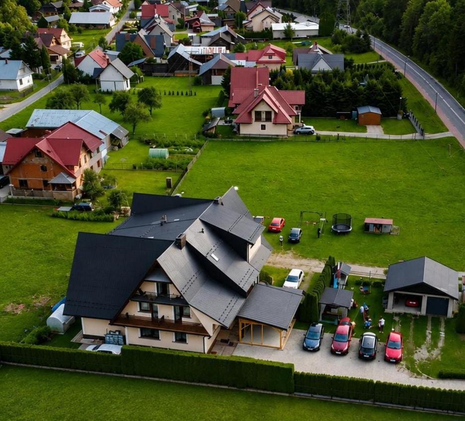 Property building, Day, Neighbourhood, Natural landscape, Bird's eye view, Garden, Garden view, Street view, Location