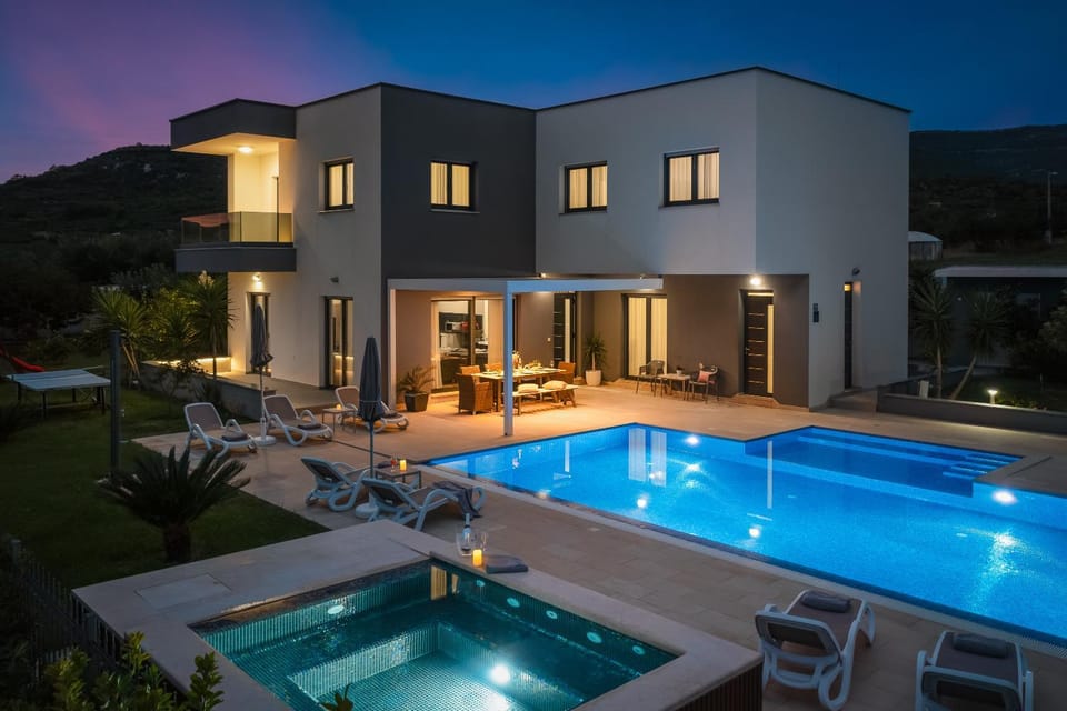 Property building, Pool view, Swimming pool