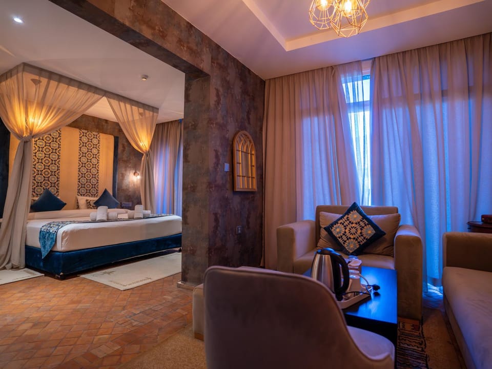 Bed, Living room, Photo of the whole room, Seating area