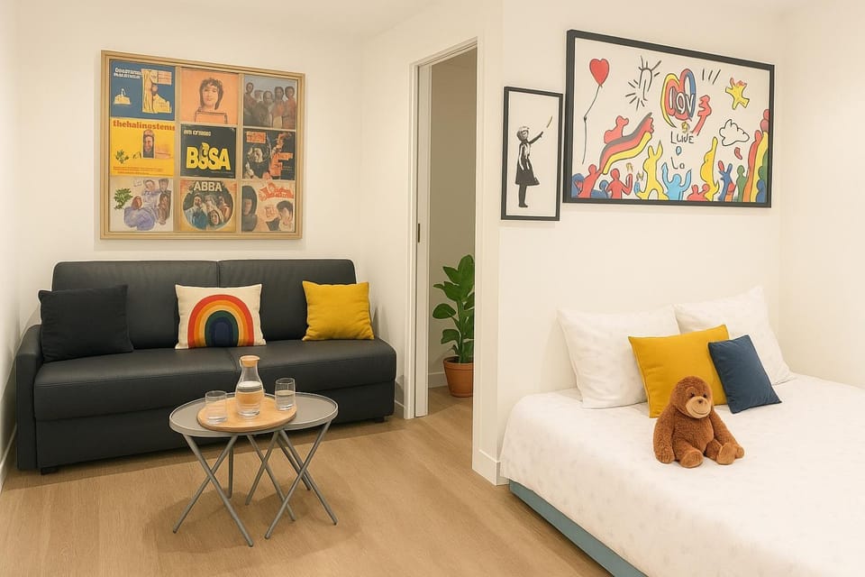 Living room, Photo of the whole room, Decorative detail, Seating area, Bedroom