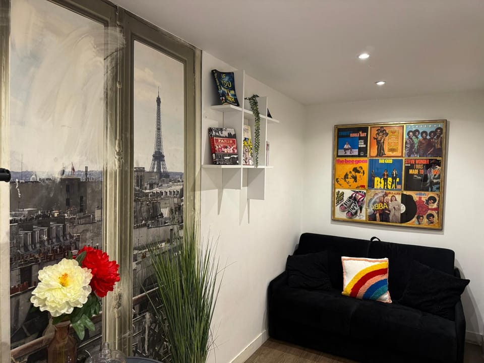 Communal lounge/ TV room, TV and multimedia, Living room, Decorative detail, Seating area, Evening entertainment