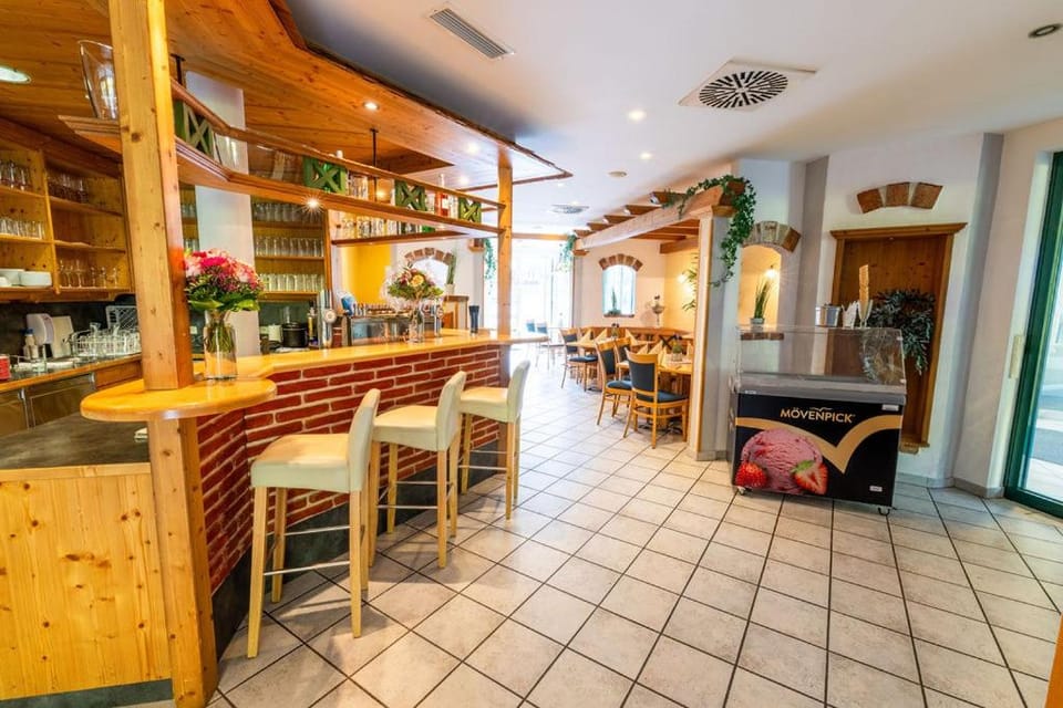 Restaurant/places to eat, Lounge or bar