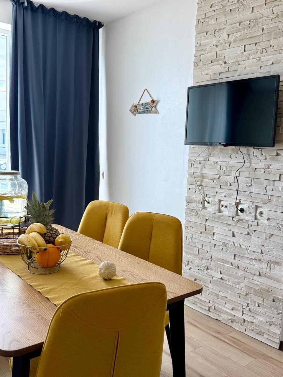 TV and multimedia, Seating area, Dining area