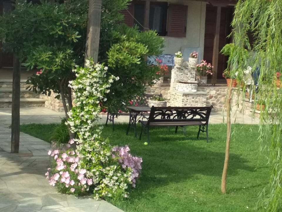 Property building, Facade/entrance, Garden, Balcony/Terrace, Seating area