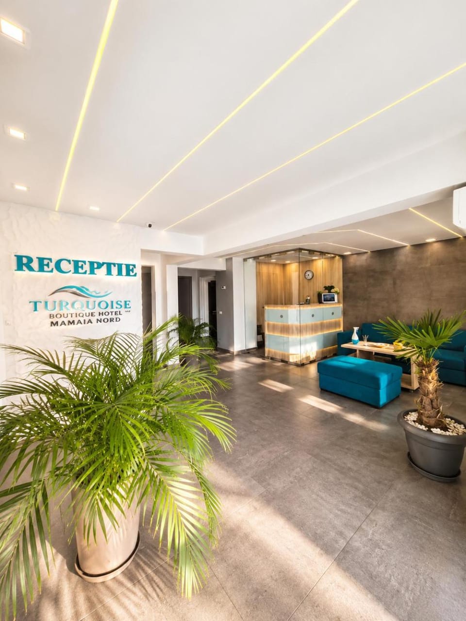 Communal lounge/ TV room, Lobby or reception, Lounge or bar, Logo/Certificate/Sign, Certificate/Award