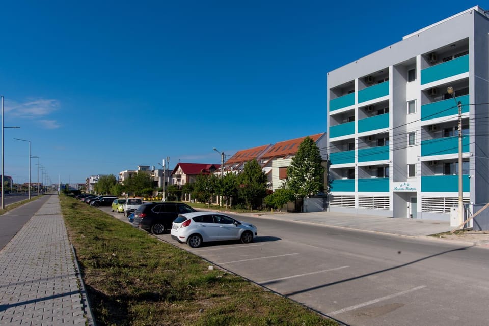 Property building, Neighbourhood, City view, Street view, Location, Parking