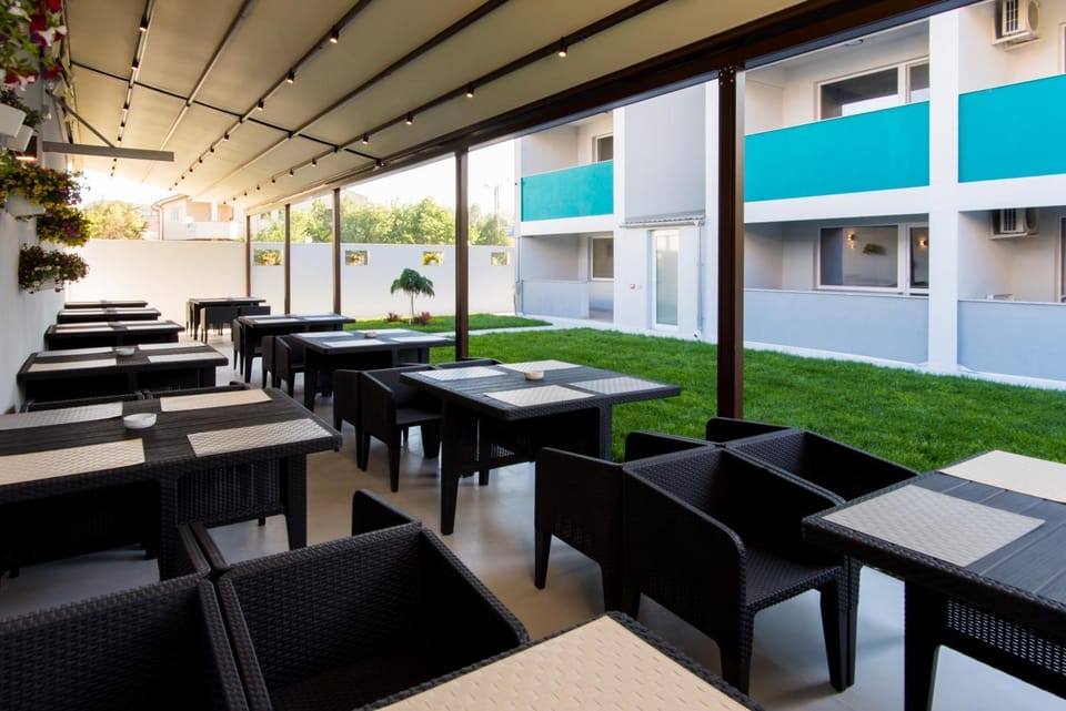 Restaurant/places to eat, Banquet/Function facilities, Seating area