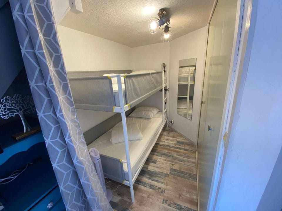 Studio Cabine Mezzanine Rénové pour 4 Pers. avec Terrasse et Parking Privé - Animaux Admis - FR-1-326-553 Cabin in Marseillan