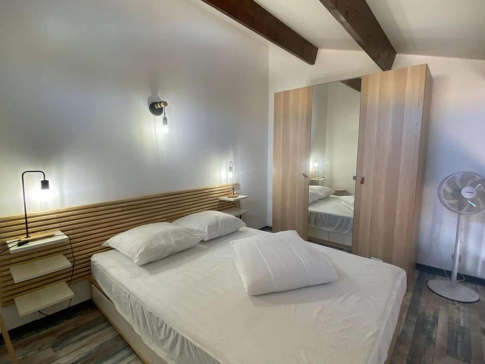 Studio Cabine Mezzanine Rénové pour 4 Pers. avec Terrasse et Parking Privé - Animaux Admis - FR-1-326-553 Cabin in Marseillan