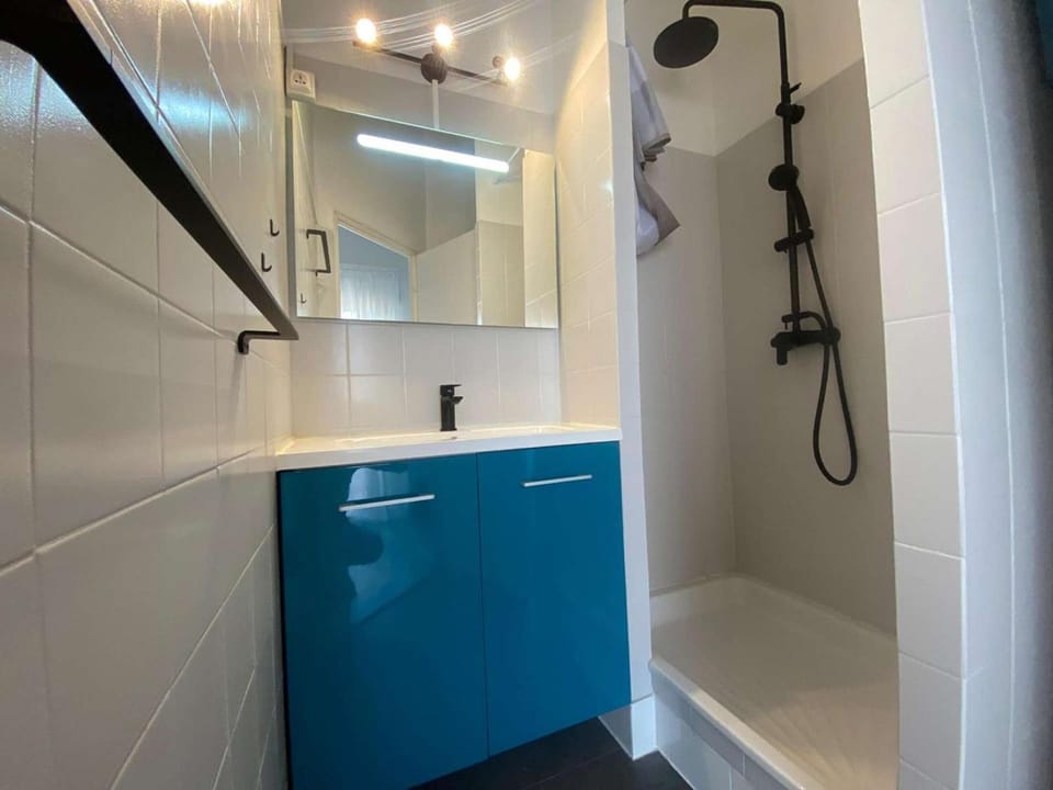 Studio Cabine Mezzanine Rénové pour 4 Pers. avec Terrasse et Parking Privé - Animaux Admis - FR-1-326-553 Cabin in Marseillan