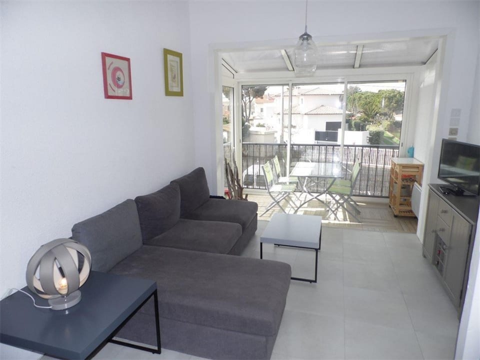 Studio mezzanine avec loggia, 4 couchages, parking privé - FR-1-423-39 Apartment in Agde