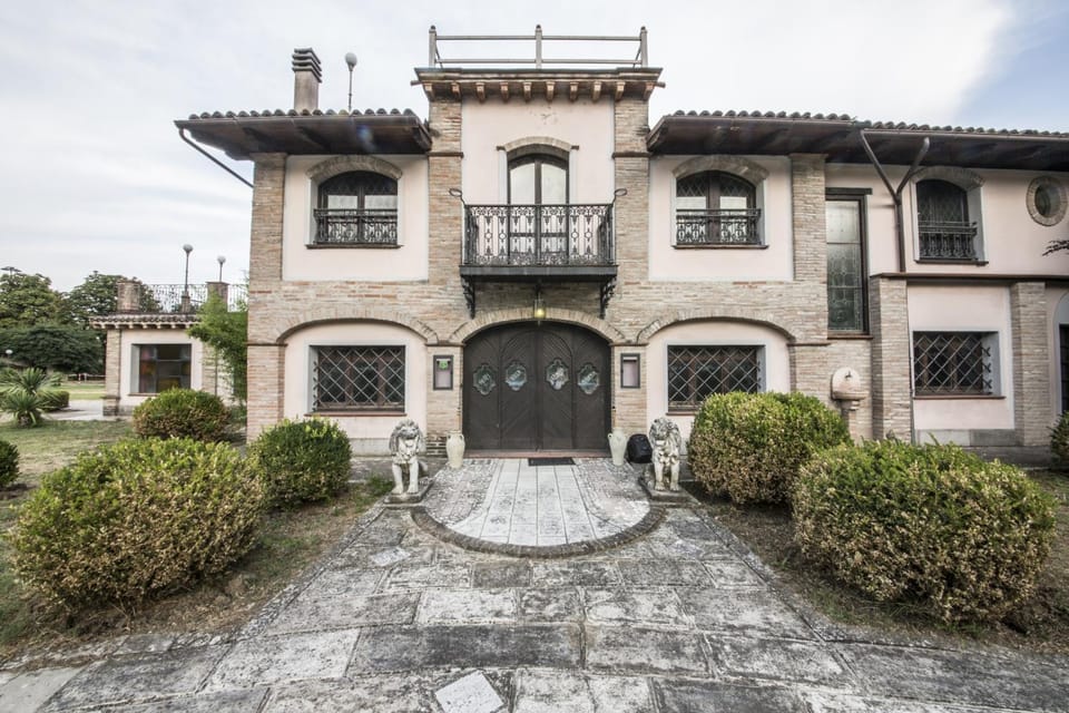 Facade/entrance, Garden view