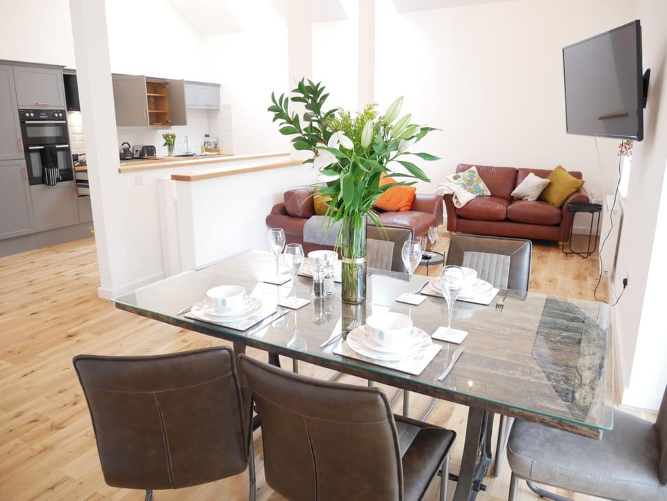 TV and multimedia, Kitchen or kitchenette, Living room, Seating area, Dining area