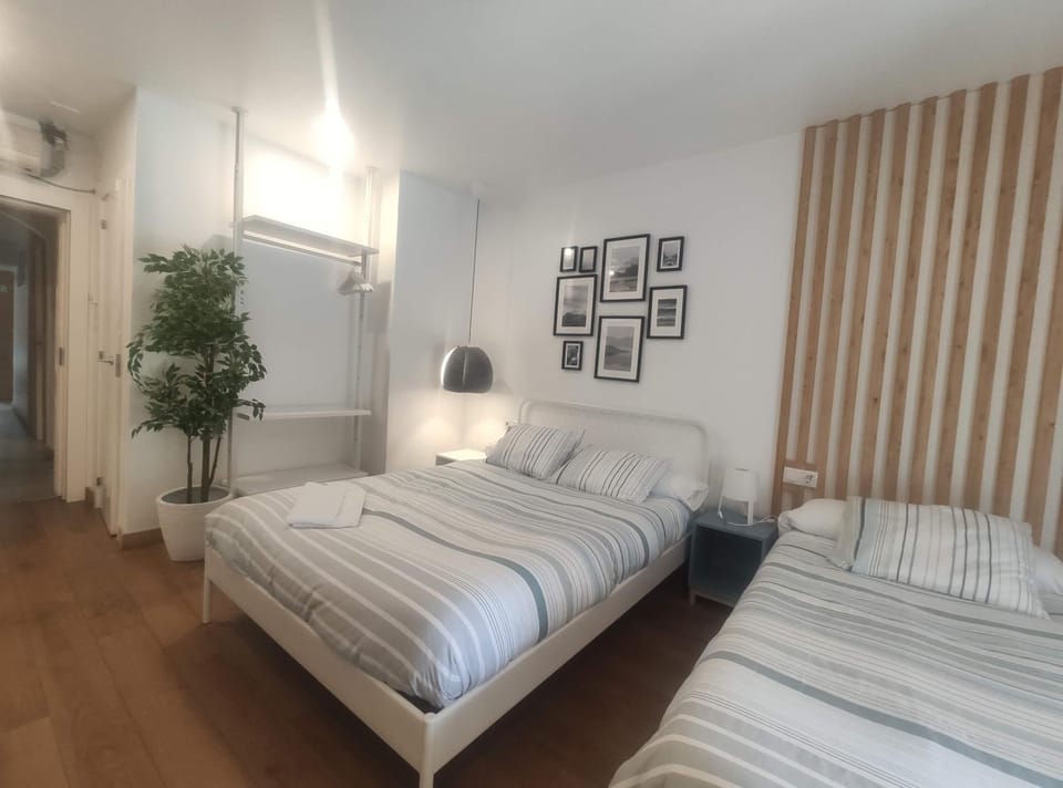 Bed, Day, Photo of the whole room, Bedroom, On site
