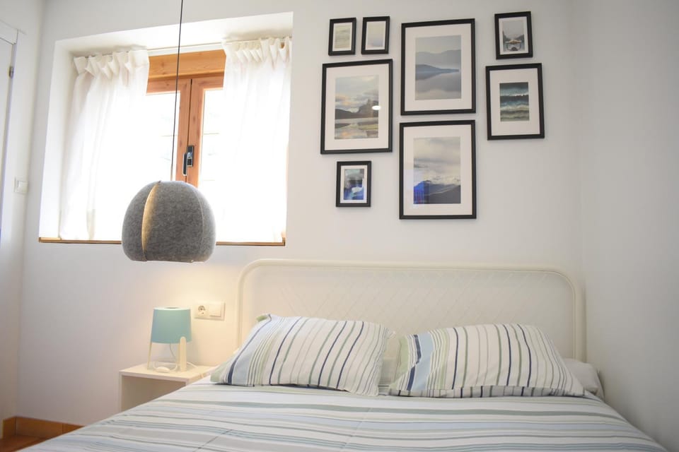 Bed, Day, Living room, Bedroom