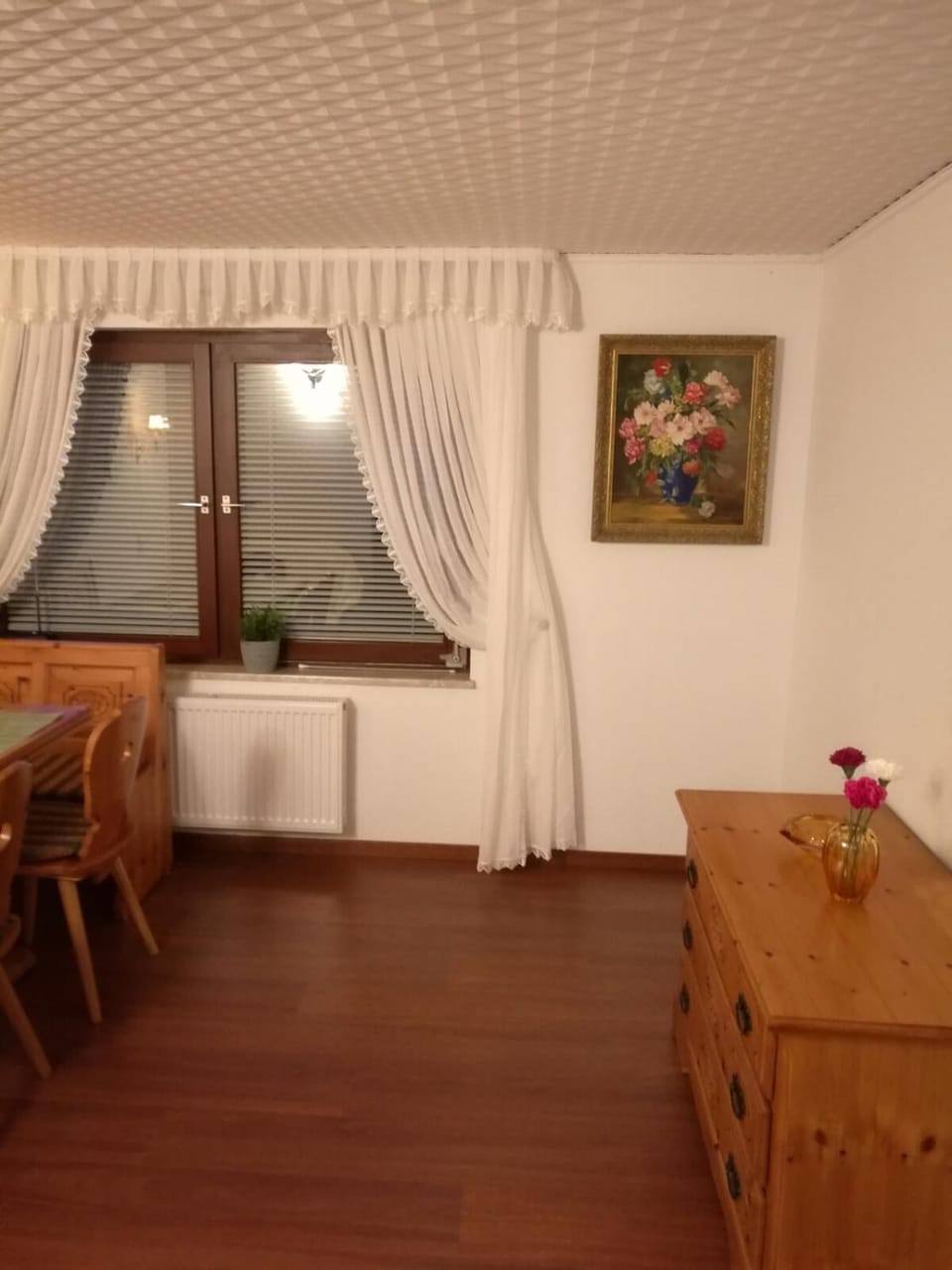 Photo of the whole room, Dining area