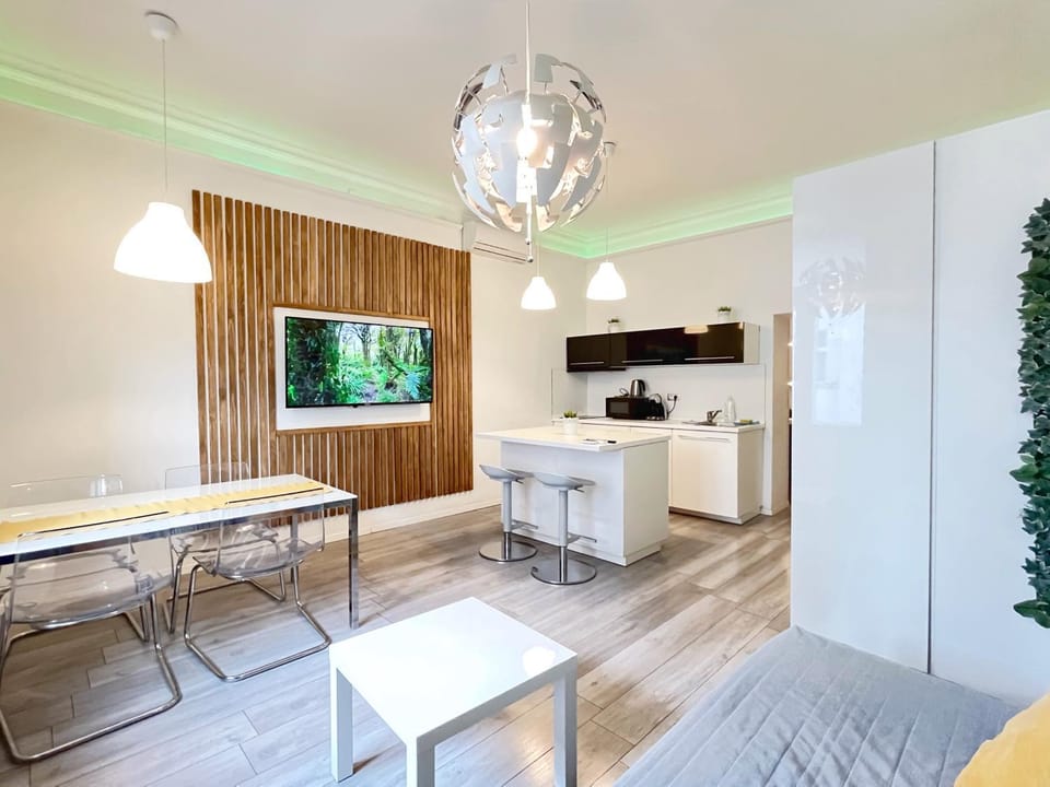 TV and multimedia, Kitchen or kitchenette, Living room