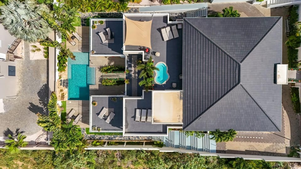 Swimming pool, sunbed