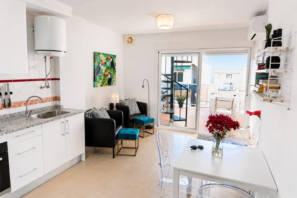 Kitchen or kitchenette, Living room, Seating area, Dining area, oven